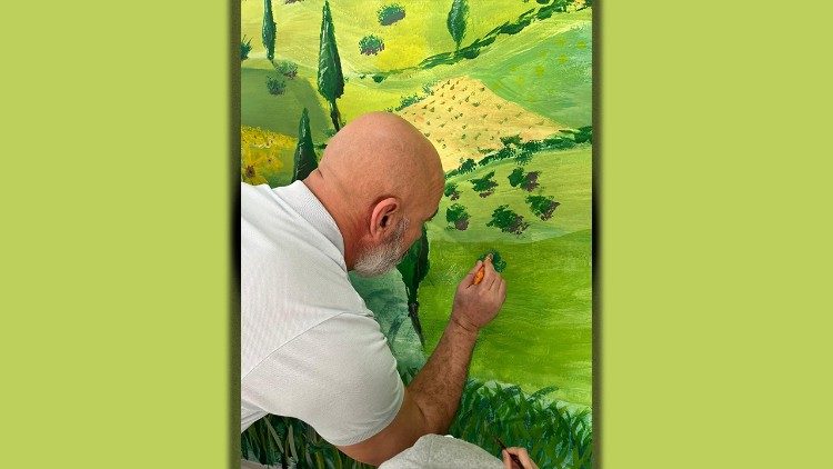 L'artista intento a disegnare sul muro