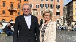 Christian Oehler und Ines Schiller, Stadtpfarrer und Bürgermeisterin von Bad Ischl, auf der Piazza Navona in Rom
