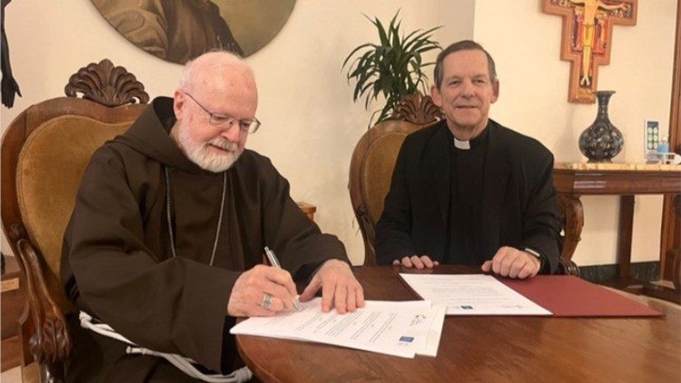 Il cardinale O'Malley e don Luis Navarro firmano l'Accordo di collaborazione tra la Pontificia Commissione per la Tutela dei Minori e la Pontificia Università della Santa Croce
