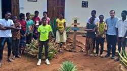 Padre Salvador Rodrigues, com grupo de jovens na Missão Nossa Senhora de África, Mazeze (Cabo Delgado, Moçambique)