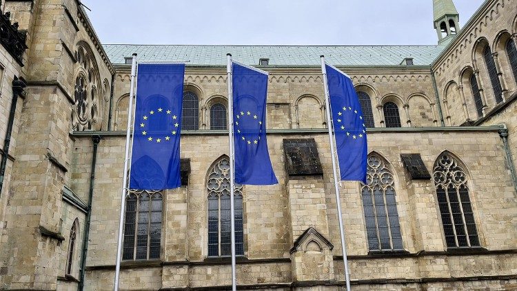 Vor dem St.-Paulus-Dom in Münster waren Europaflaggen als Zeichen des Protests gegen den AfD-Neujahrsempfang am Freitag, 16.2., gehisst worden (Bild: Bischöfliche Pressestelle/Stephan Kronenburg)