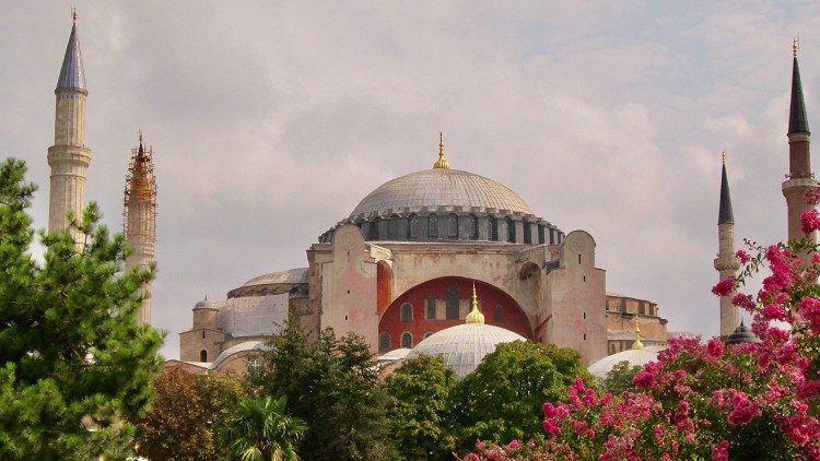 आधुनिक इस्तांबुल में हागिया सोफिया (पवित्र प्रज्ञा) का महागिरजाघर। महागिरजाघऱ के तल पर प्राचीन चिनाई चौथी शताब्दी की मानी जाती है। 