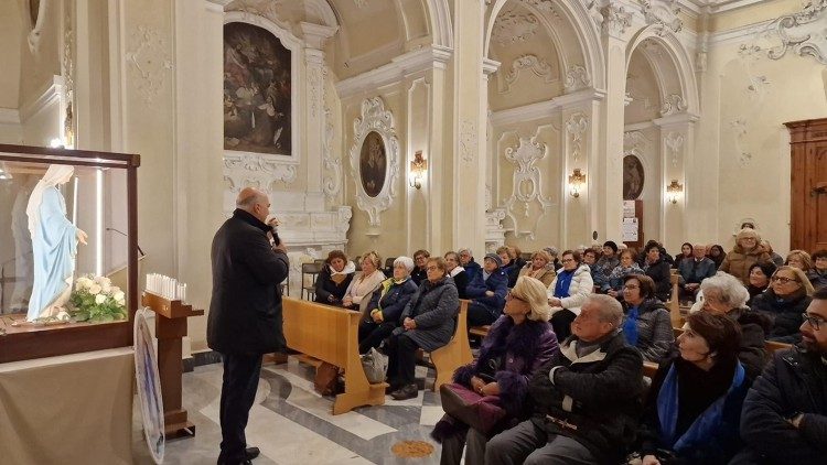 La statua della Madonna della Medaglia Miracolosa a Putignano (Ba), nella chiesa di Santa Maria del Carmine, nel novembre 2023