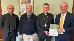 El hermano Juan Antonio Ojeda y Hervé Lecomte entregan un material sobre "Planet Fraternity", proyecto de la OIEC, a Monseñor Giovanni Cesare Pagazzi, secretario de la sección Educación del Dicasterio para la Cultura y la Educación.