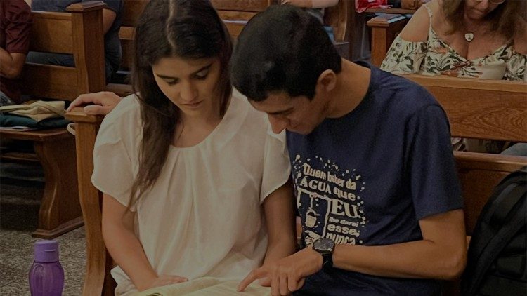 Jovens fazem a Lectio Divina em Goiânia