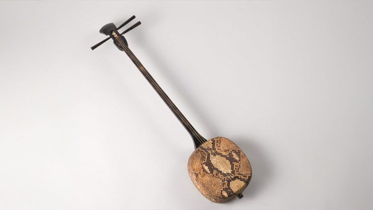 Liuto a tre corde, sanshin (o jabisen) di Okinawa, Periodo Edo (XVIII-XIX secolo), Legno, pelle di rettile, seta, 77 x 19 x 8,4 cm, ©Museo delle Civiltà, Collezione Vincenzo Ragusa