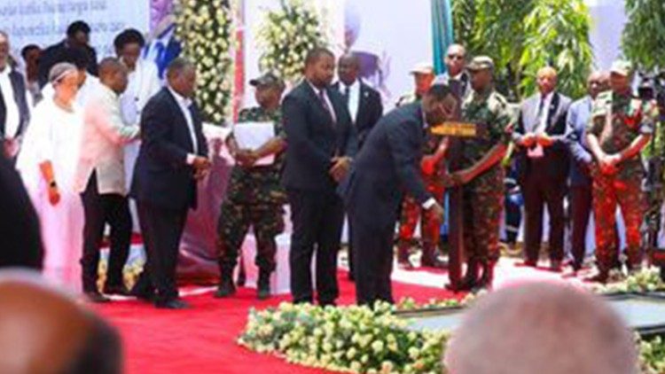 Hayati Edward Lowassa: Vipaumbele: Maji safi na sala pamoja na elimu
