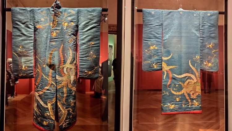 Soprakimono uchikake imbottito con manica lunga (furisode) e motivo di due fenici e foglie di paulownia, Periodo Edo (XIX secolo) Seta, tintura indaco, ricamo in filo d’oro, d’argento e colorato, 175 x 125 cm, Roma, Museo delle Civiltà, collezione Enrico di Borbone conte di Bardi, inv. 79093