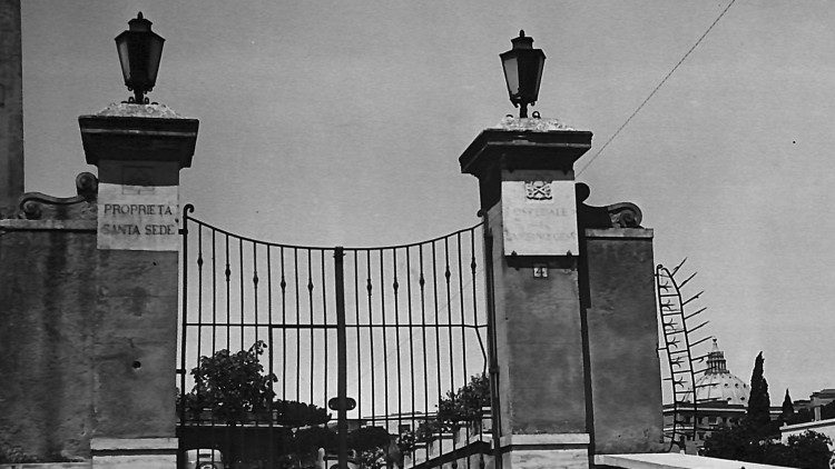 Вход в больницу "Бамбино Джезу"