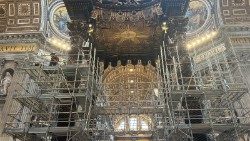 L'impalcatura autoportante intorno al baldacchino di San Pietro