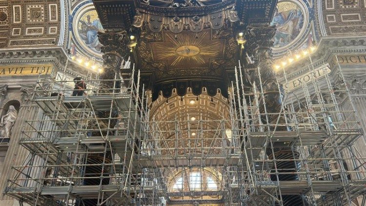 L'impalcatura autoportante intorno al baldacchino di San Pietro