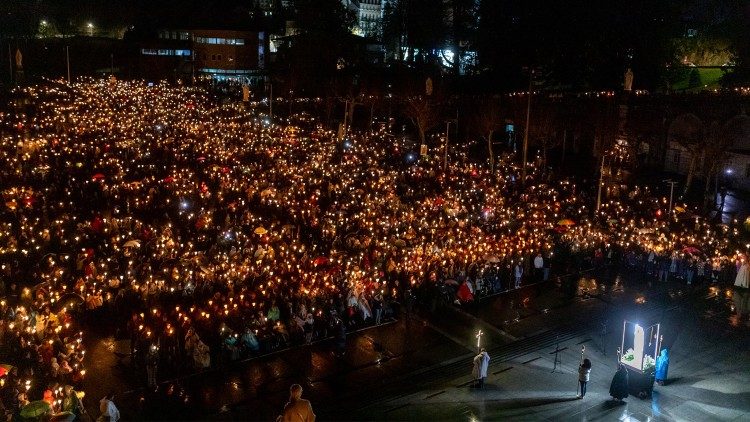 Des fidèles au sanctuaire de Lourdes.
