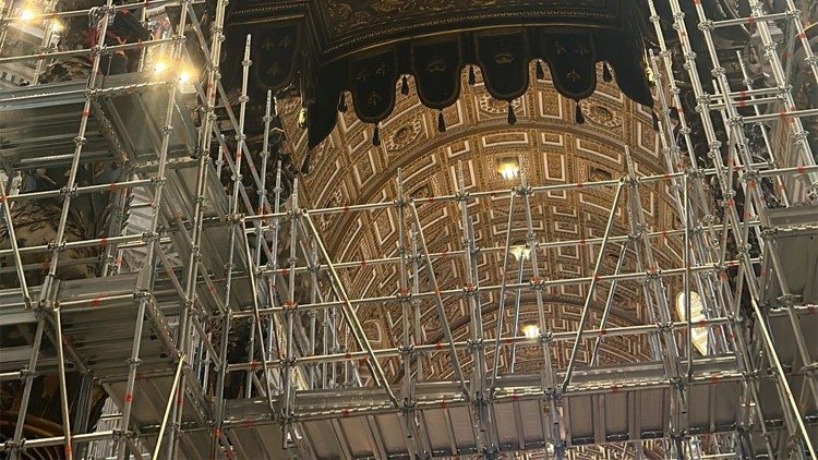 L'impalcatura intorno al Baldacchino del Bernini