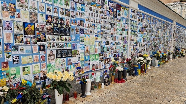 Les murs de disparus se multiplient en Ukraine, en hommages aux morts de la guerre. 
