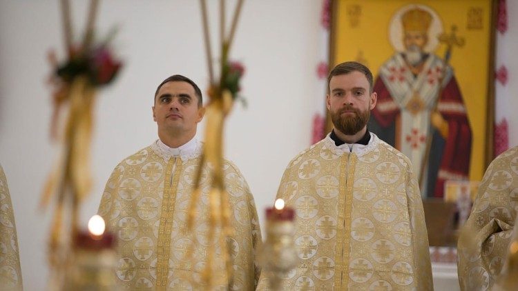 Le p&egrave;re Oleksandr, &agrave; gauche, lors d'une divine liturgie