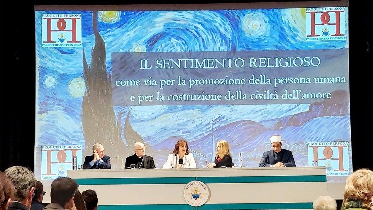 Un momento della serata nell'auditorium della parrocchia San Pio X di Roma