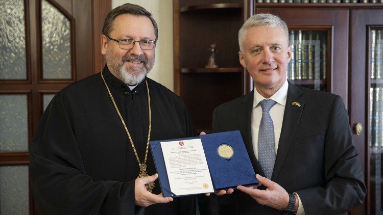 Didžiajam arkivyskupui S. Ševčukui įteikiamas Šv. Juozapato metų medalis