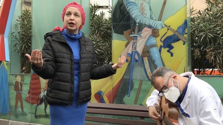 Irene, mamma di un bimbo malato, improvvisa un piccolo concerto per medici e infermieri