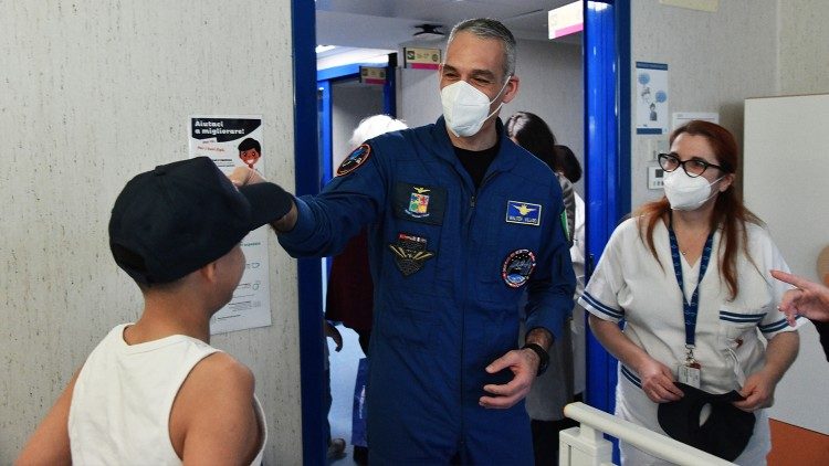 Per ogni bimbo in dono un cappellino dell'Aeronautica