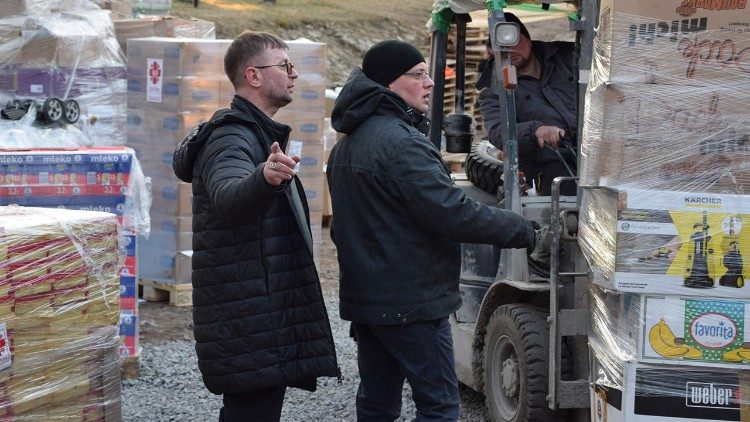 Bp Edward Kawa koordynuje pomoc 