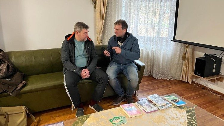 Ксав'є бере інтерв'ю під час поїздки в Україну