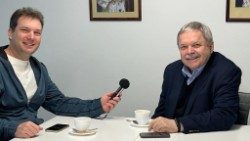 Ксав'є Сартр бере інтерв'ю у Мирослава Мариновича