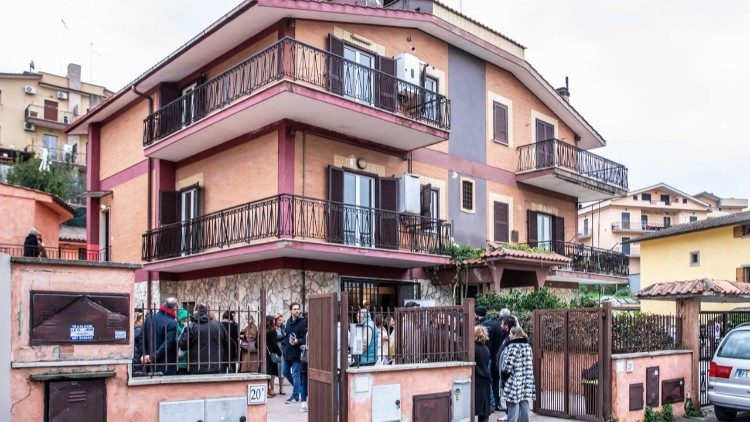 L'edificio che ospita Casa Arca degli Esposti, inaugurato a Roma per accogliere e donare speranza ai senza dimora (foto Daniele Lazzaretto)