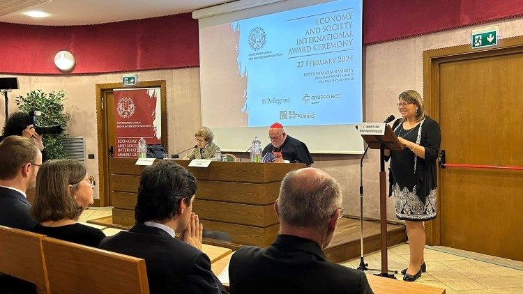 L'autrice premiata al concorso "Economia e Società" mentre illustra la sua opera alla presenza del cardinale Marx della presidente della Fondazione Centesimus Annus - pro Pontifice