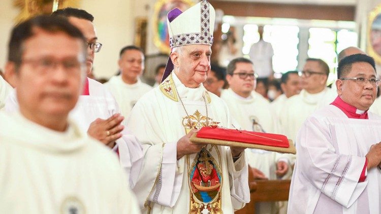"Misa de Gracia" celebrada por dom Rino Fisichella por ocasião da proclamação do título de "Santuário Internacional de Nossa Senhora da Paz e da Boa Viagem" em Antipolo 