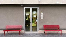 Le panchine rosse in memoria delle vittime dei femminicidi davanti Casa Donata a San Frumenzio