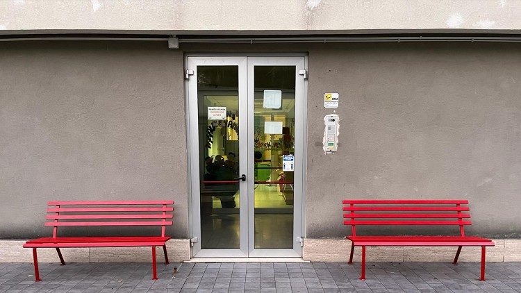 Le panchine rosse in memoria delle vittime dei femminicidi davanti Casa Donata a San Frumenzio