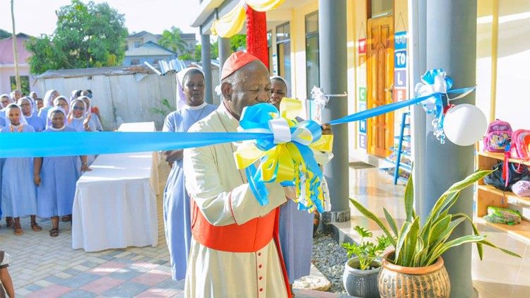 Ilikuwa ni tarehe 21 Februari 1998 Mtakatifu Yohane Paulo II alipomteua Askofu mkuu Polycarp Pengo kuwa ni Kardinali na hatimaye akamsimika, takribani miaka 26 iliyopita. 