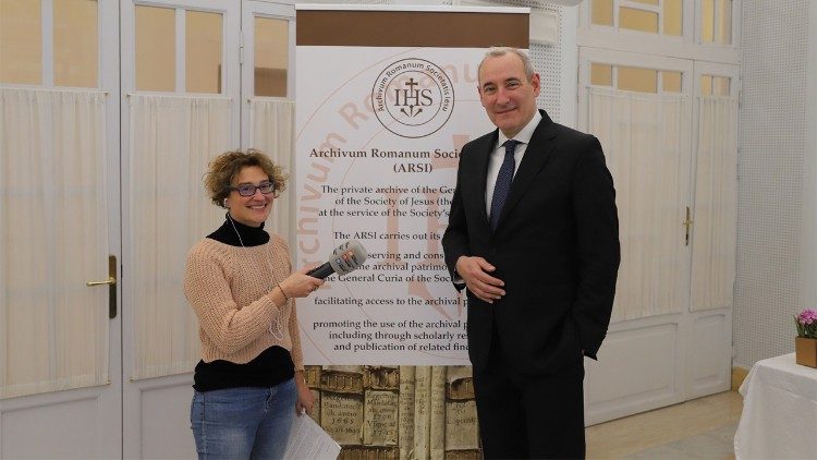 Anatol Steck, Senior Project Director der internationalen Archivabteilung des United States Holocaust Memorial Museums im Interview mit Stefanie Stahlhofen (Foto: Benedict Mayaki, SJ) 