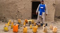 Clearing mines in Afghanistan (Photo courtesy of The HALO Trust)