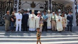 El obispo de Valparaíso, monseñor Jorge Vega, presidió las celebraciones junto a la comunidad rapanui.