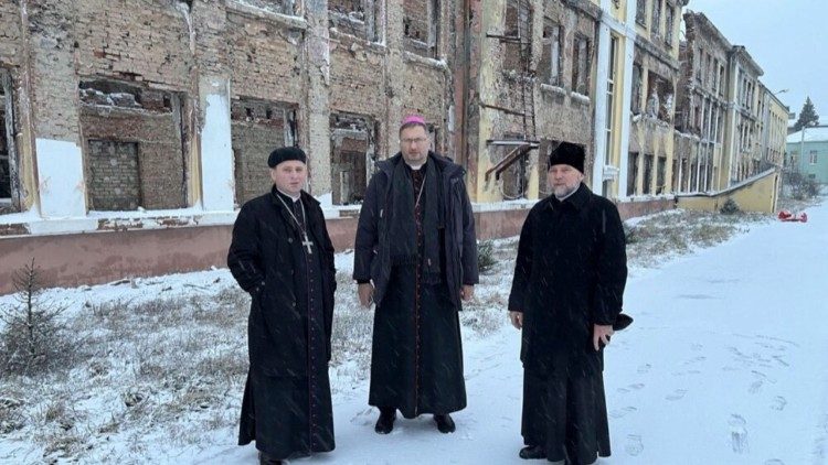 Pavlo Honcharuk (l.) mit Nuntius Kulbokas (m.) und dem Exarchen der griechisch-katholischen Kirche von Charkiw, Vasyl Tuchapets (r.)