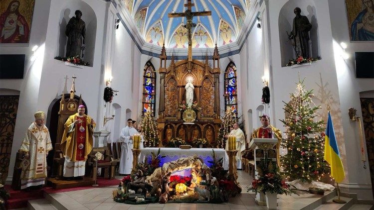 Apostolski nuncij Visvaldas Kulbokas med mašo v ukrajinskem mesto Harkov