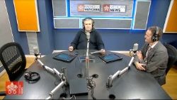 Uno dei conduttori di "Radio Vaticana con voi", Giancarlo La Vella, (al centro) con Massimiliano Menichetti, responsabile di Radio Vaticana - Vatican News