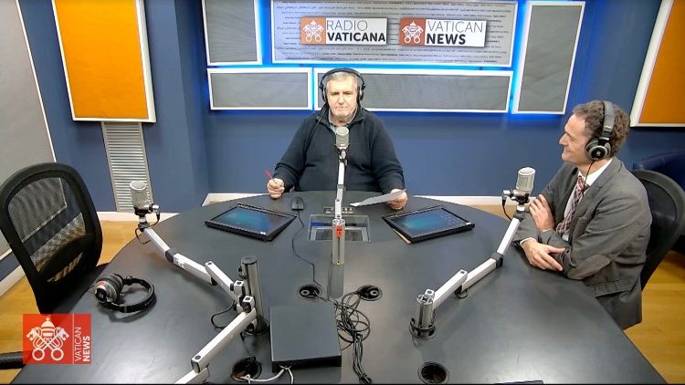 Uno dei conduttori di "Radio Vaticana con voi", Giancarlo La Vella, (al centro) con Massimiliano Menichetti, responsabile di Radio Vaticana - Vatican News