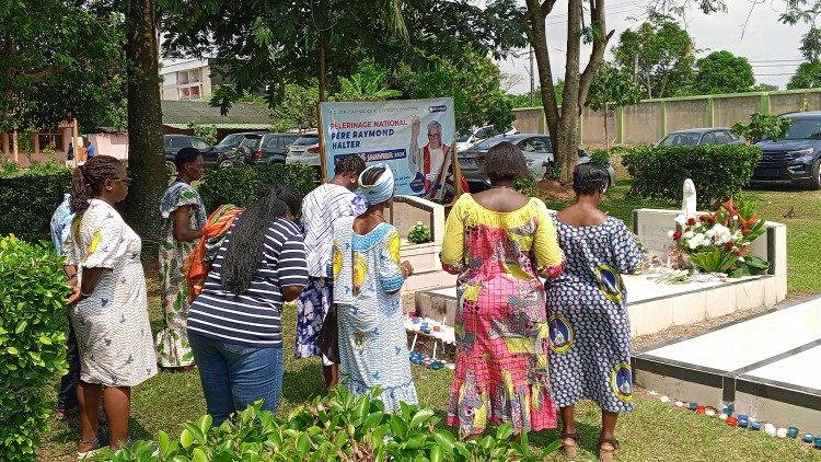 Les chrétiens ivoiriens en pèlerinage sur la tombe du père Raymond Halter, Abidjan