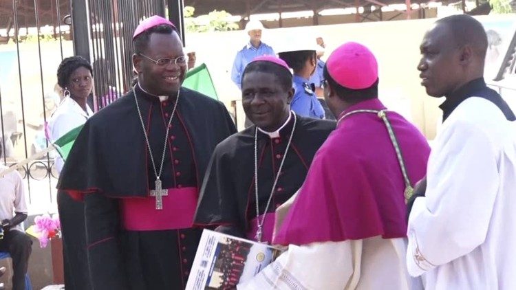 Mgr Andrew Nkea au milieu de deux &eacute;v&ecirc;ques du Cameroun