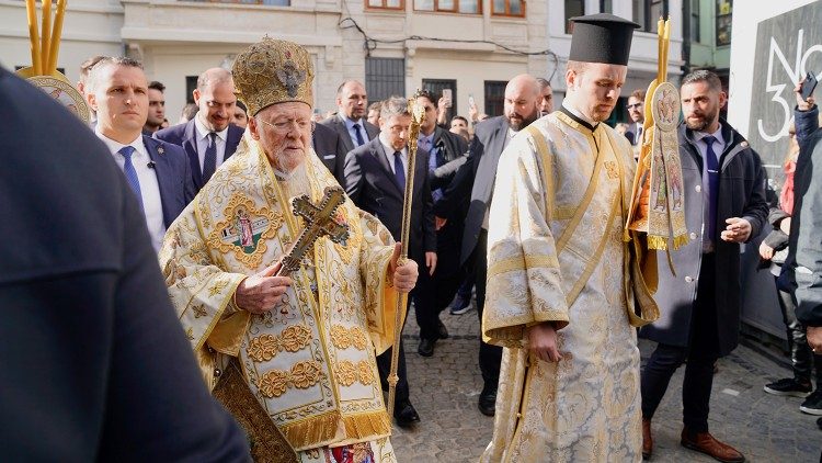 Patriarch Bartholomäus I. hält das Kreuz, das gleich ins Meer geworfen wird © Marion Sendker