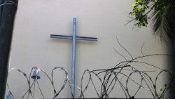 Kreuz hinter Stacheldraht  © Kirche in Not