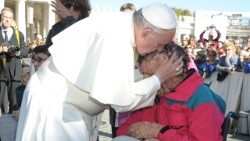 Papa com homem enfermo que faleceu nesta semana - Arquivo Audiência geral