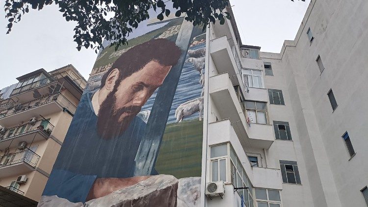 Un giovane fratel Biagio, all'inizio della sua Missione, in un murales realizzato sulla facciata di uno dei palazzi che si affacciano sulla Cittadella di via Decollati. Foto di Riccardo Rossi