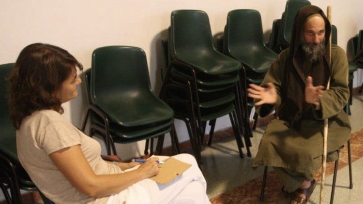 Alessandra Turrisi mentre intervista fratel Biagio Conte. Foto di Igor Petyx