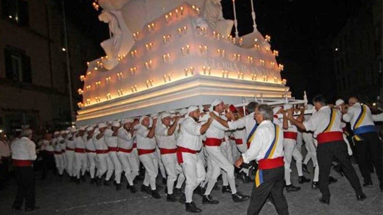 La spettacolare Macchina di Santa Rosa