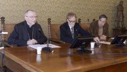 Kardinalstaatssekretär Pietro Parolin (links) bei einer Veranstaltung zum Thema Heiliger Stuhl und Frieden am 12.1.2024