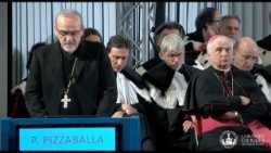 Il cardinale Pizzaballa pronuncia il suo discorso nell'Aula Magna dell'università Cattolica, al Policlinico Gemelli, a Roma