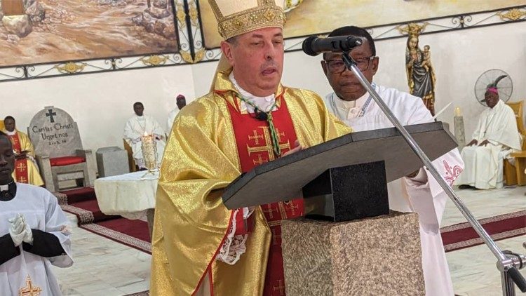Mgr José Avelino Bettencourt, Nonce apostolique au Cameroun et en Guinée Équatoriale, présidant la messe de clôture des travaux. 